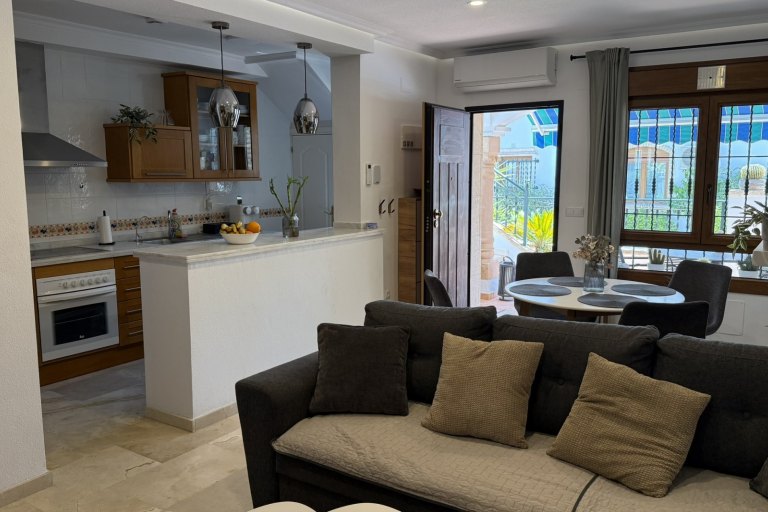 Obývací pokoj našeho apartmánu v Costa Blanca Holiday - foto č. 2